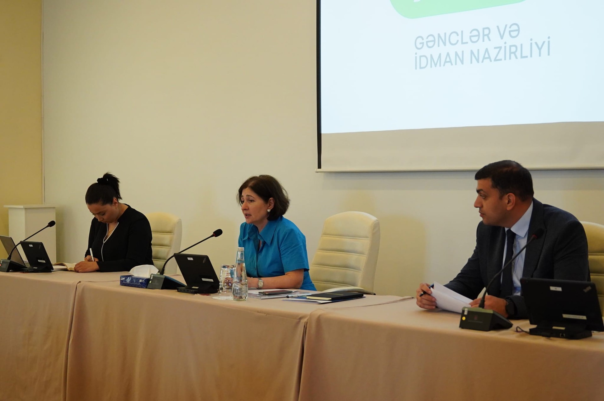 Gənclər və idman nazirinin müavini İndira Hacıyevanın nazirliyin regional gənclər və idman idarələrinin rəisləri ilə görüşü