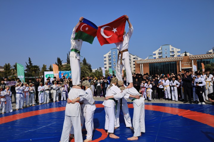 “İdman Həftəsi” çərçivəsində Lənkəran şəhərində regionun idman ictimaiyyəti nümayəndələrinin paradı