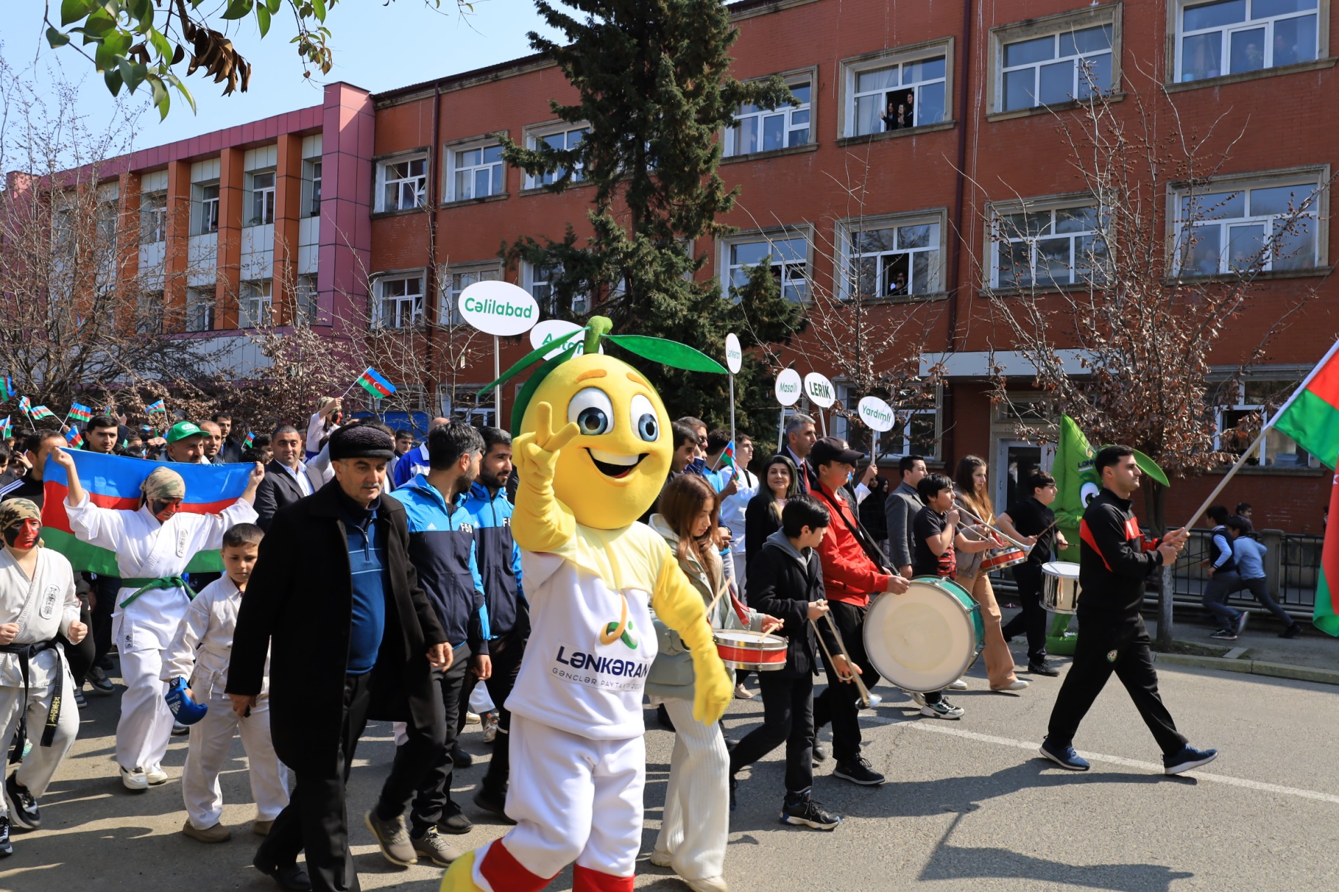 “İdman Həftəsi” çərçivəsində Lənkəran şəhərində regionun idman ictimaiyyəti nümayəndələrinin paradı