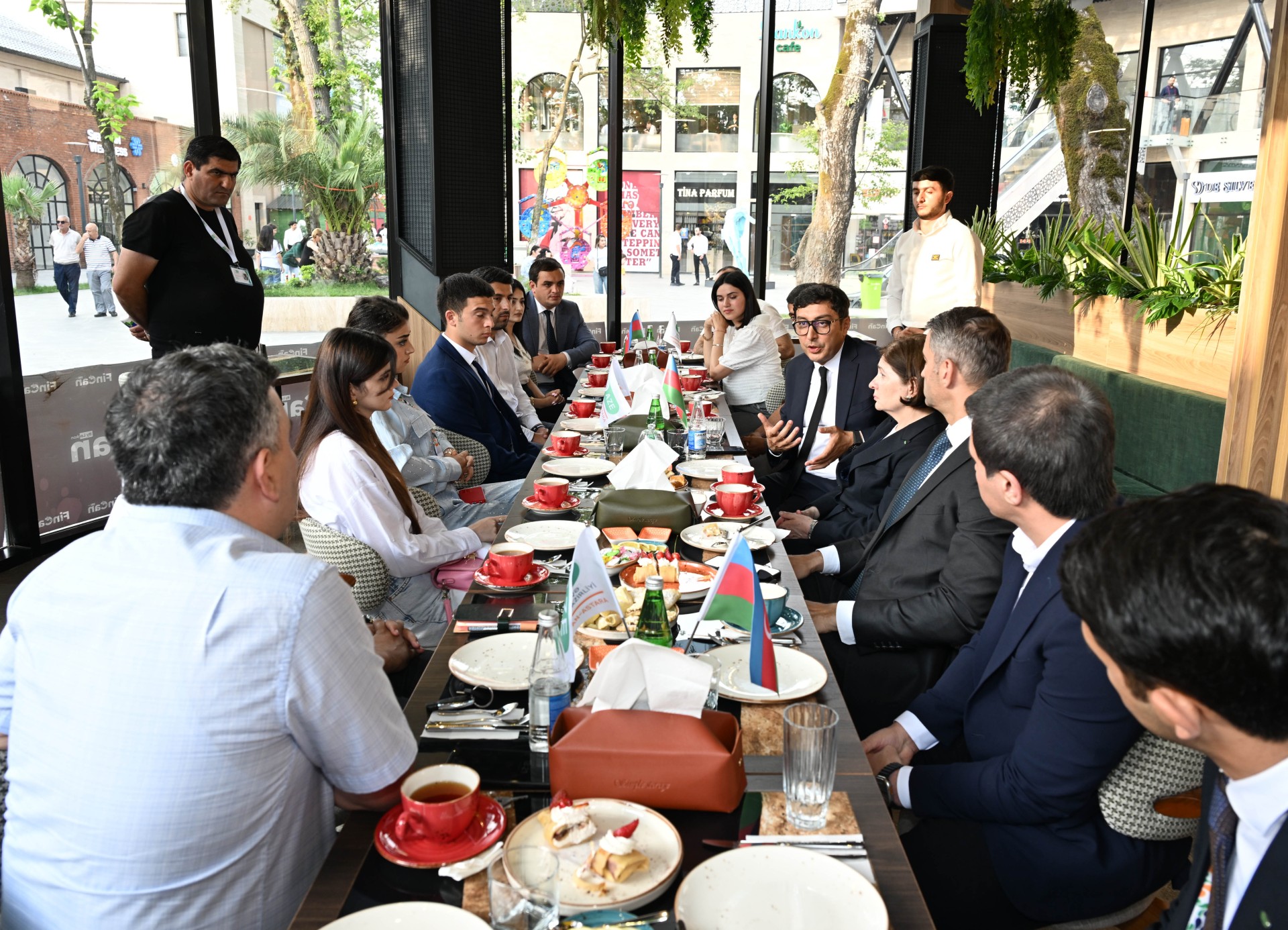 Gənclər və idman naziri Fərid Qayıbov “Gənclər Paytaxtı” Lənkəran şəhərində fəaliyyət göstərən gənclər təşkilatlarının rəhbərləri və nümayəndələri ilə görüşüb