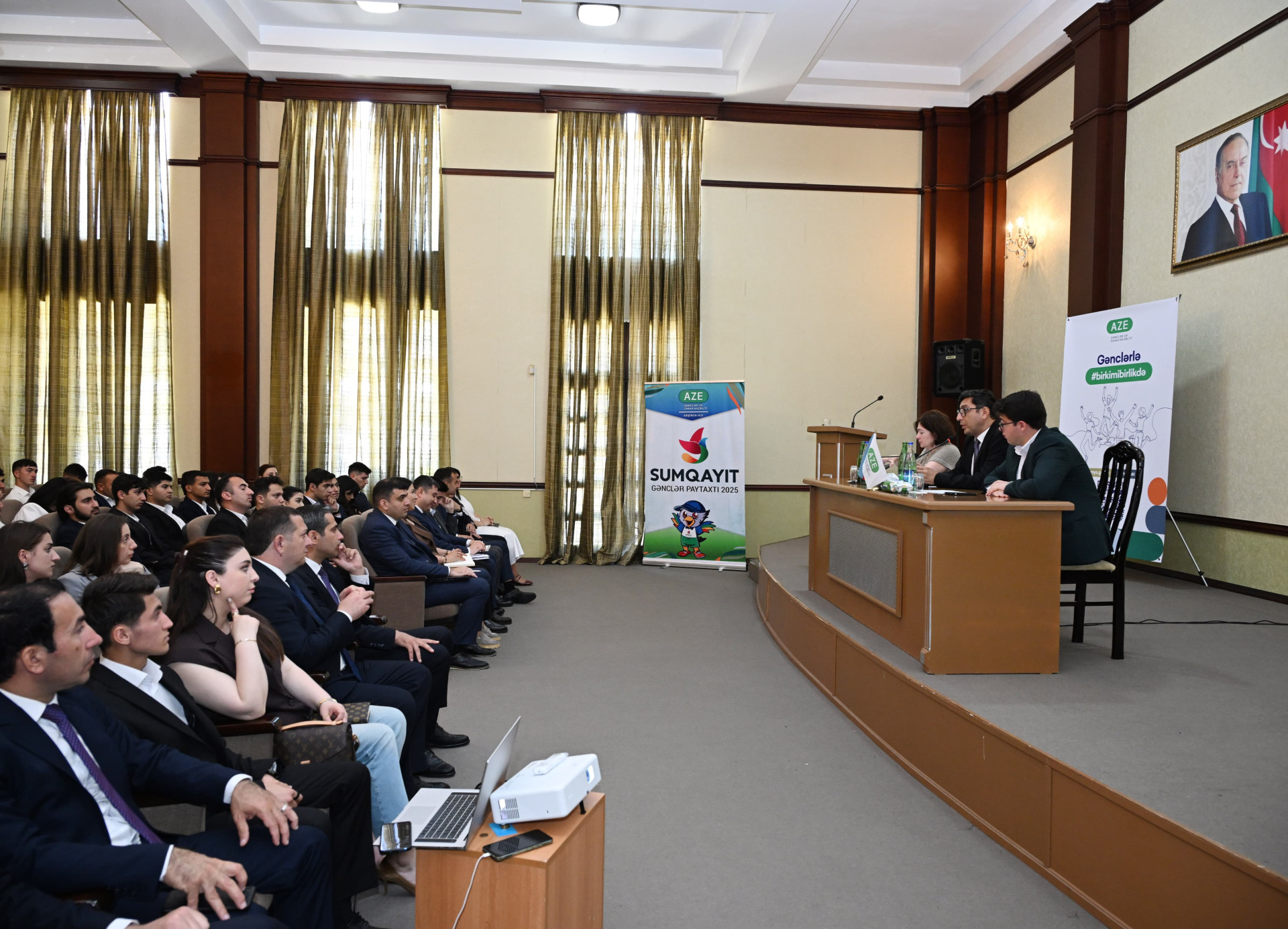 Gənclər və idman naziri Fərid Qayıbov Azərbaycan Tələbə Gənclər Təşkilatları İttifaqı və TGT-lərin nümayəndələri ilə görüşüb